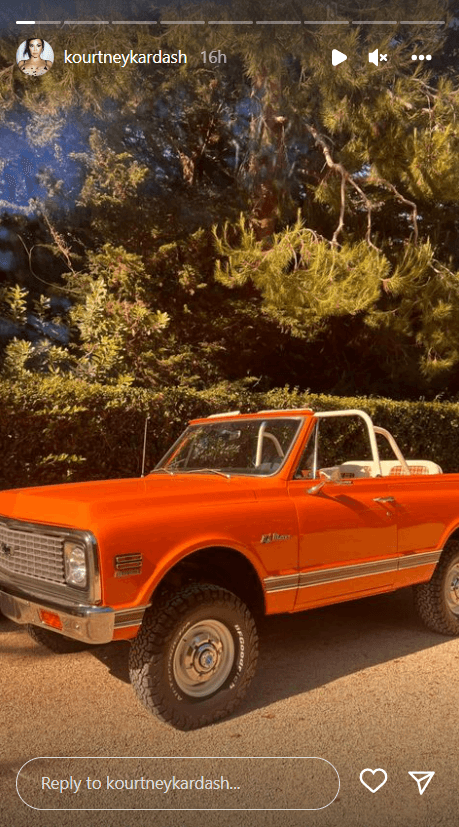 La familia paseó por la costa de California montados en una pickup vintage Chevrolet descapotable color naranja.
<br>