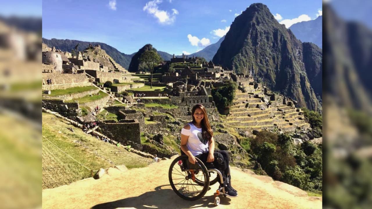 <h3 class="cms-H3-H3">El camino hacia Estados Unidos </h3>
<br>Marcela nació hace 41 años en Ica, Perú. Desde pequeña, siempre mostró
<b>una gran personalidad extrovertida y un espíritu aventurero</b>. A los 18 años,
<b>decidió emigrar a los Estados Unidos con el sueño de estudiar inglés y tener mejores oportunidades laborales como diseñadora gráfica</b>. Se estableció en Dallas, Texas, donde poco después, su vida tomaría un giro inesperado debido al accidente que cambió su destino. "Al principio, pensaba que mi vida iba a seguir el camino tradicional, pero
<b>ese accidente me dio una nueva perspectiva</b>", comenta Marcela. A pesar de la tragedia, regresó a la universidad, trabajó duro y, finalmente,
<b>se estableció como una exitosa empresaria y figura pública</b>.