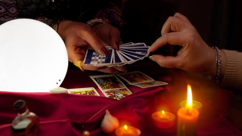 Si lo que se está consultando es el pasado, la carta de la muerte indica que hubo un cambio importante, inclusive dramático, en la vida de quien consulta y en esos momentos está pasando por una nueva fase.