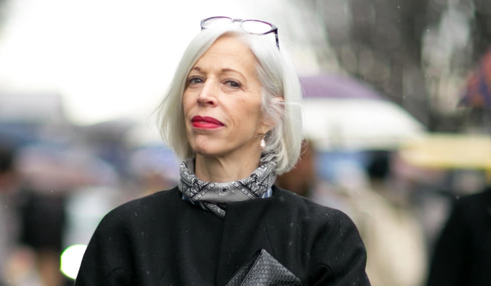 <b>Lipstick. </b>A los 50 la línea natural de los labios empieza a desvanecerse facilitando que el lipstick se corra e invada las líneas finas alrededor de la boca. Los colores oscuros hacen más notoria esta situación y los brillos labiales se corren más fácilmente. Por eso siempre aplica
<a href="https://www.maccosmetics.com/product/13852/340/Products/Makeup/Lips/Lip-Pencil/Lip-Pencil#/shade/Naked_Liner">delineador de labios</a>, del mismo tono del color natural de tu boca, siguiendo la forma en la que los tienes.
<br>