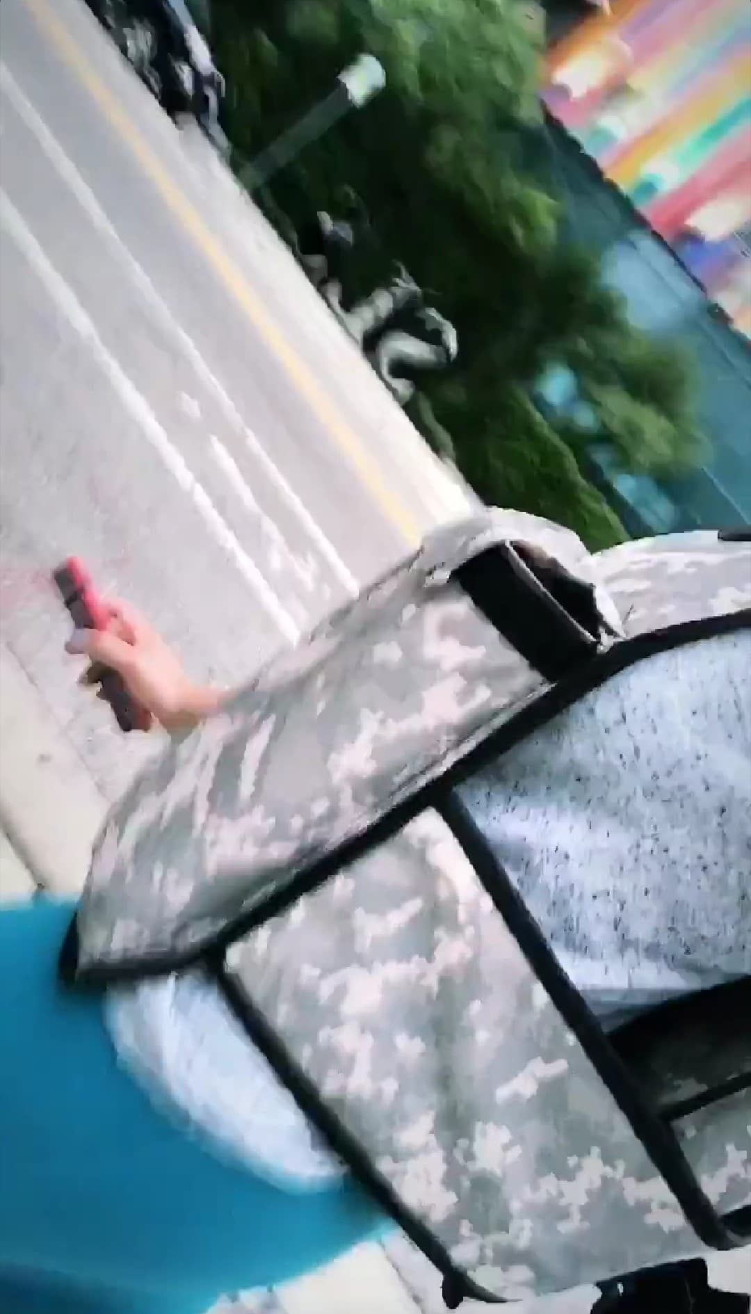 La conductora dominicana salió a caminar con un chaleco de 40 libras de su futuro esposo. El cansancio fue extremo y en el video que compartió se le escucha suplicar para terminar el entrenamiento pronto.