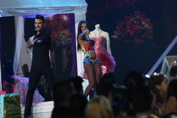 Taco de ojo para Larry Hernández. Las chicas de Nuestra Belleza Latina lo recibieron en bikini y por supuesto que él no se quejó.