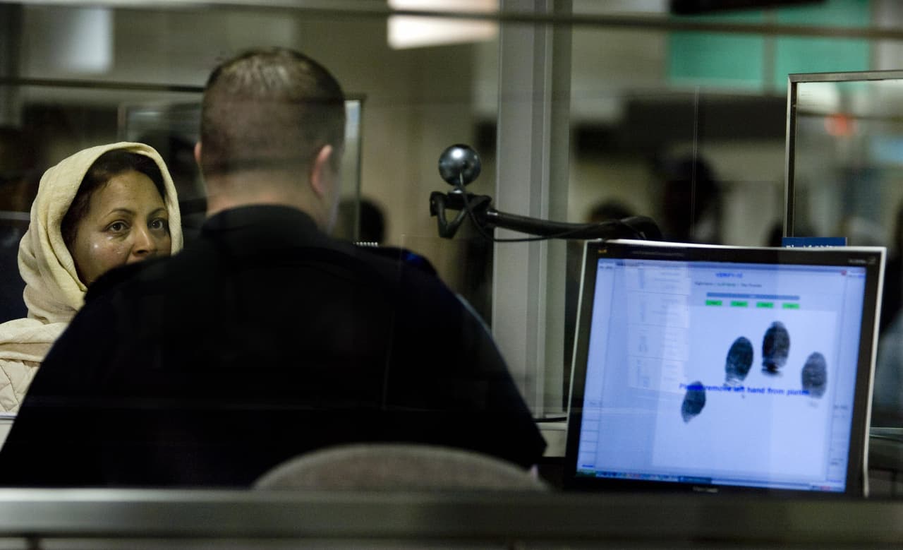 Orden de suspender la inmigración puede ser una estrategia de campaña de Trump, según dice un experto 