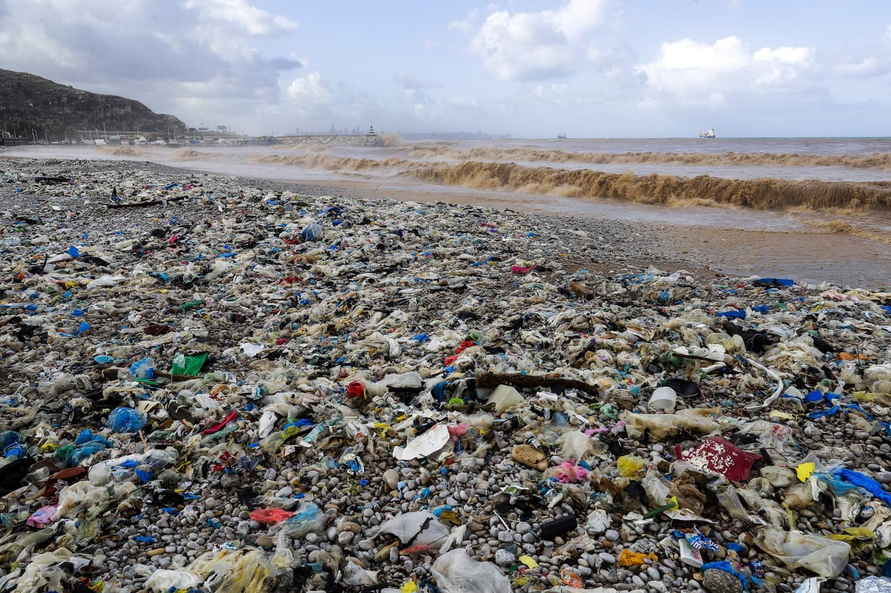 Los desechos en la playa y al fondo los edificios del centro de la capital del Líbano. El diputado Sami Gemayel, jefe del Partido Kataeb, que milita a favor de una solución definitiva al problema de la basura, pidió la dimisión del ministro de Medio Ambiente, Tarek el Jatib, y amenazó con llevar el asunto a "la justicia internacional".