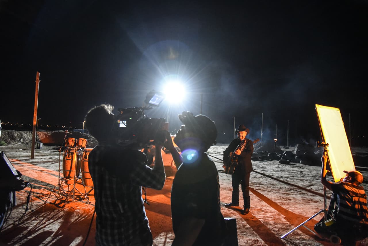 Marlene Favela y Salvador Zerboni son los protagonistas de esta historia de desamor y en las fotos, se puede apreciar la buena convivencia entre ellos y la agrupación norteña.