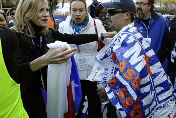 "Este es un hombre extraordinario", añadió Mary Wittenberg, la presidenta del club organizador del maratón. "Nunca habíamos visto algo así. Nunca dudó en terminar".