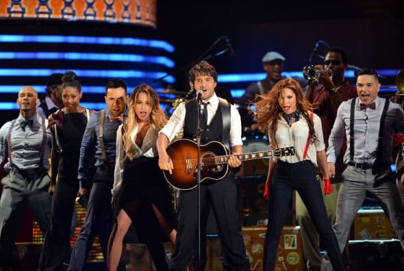 Durante su presentación estuvo rodeado de bellas mujeres.