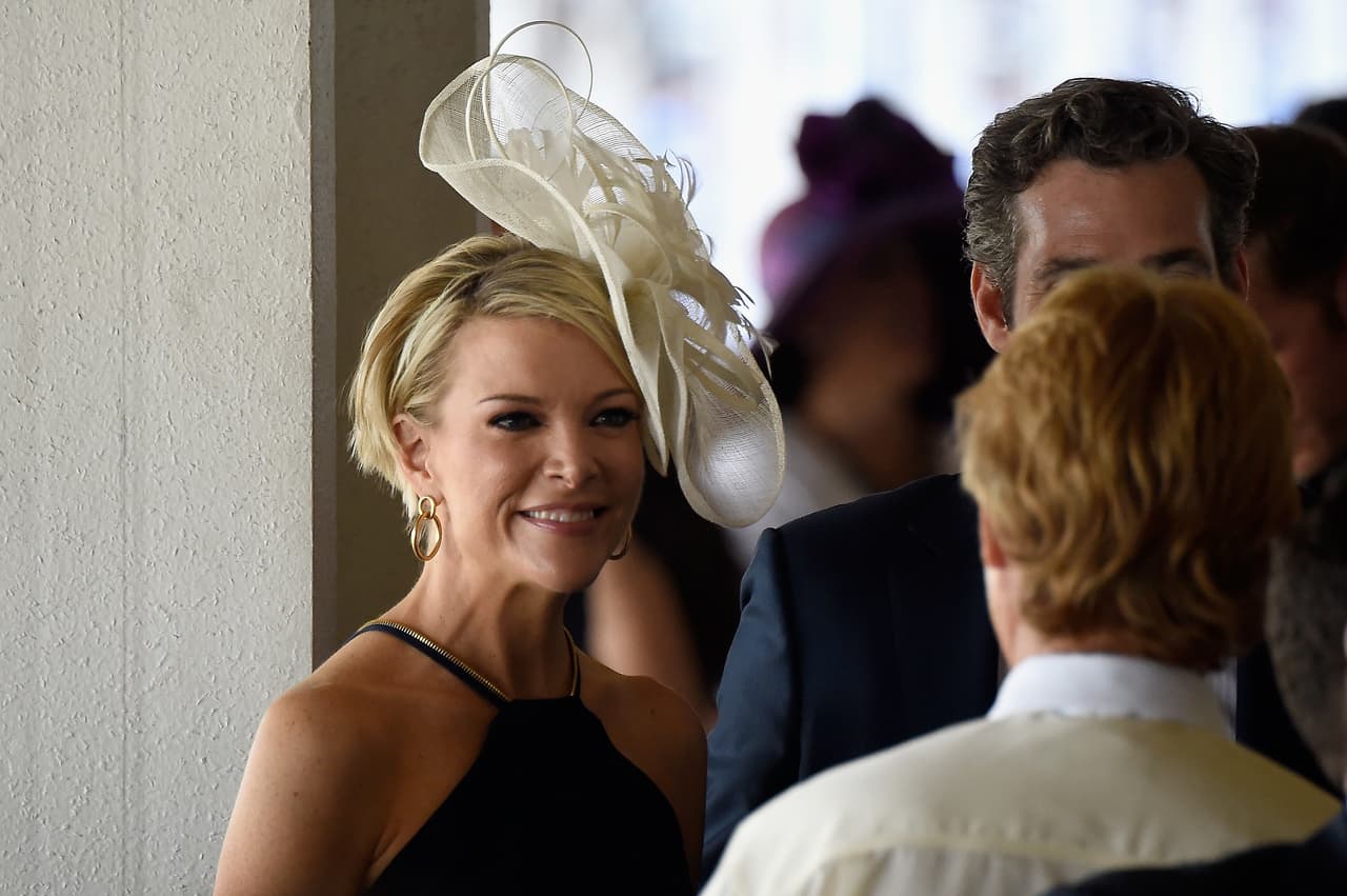 Como devota de la moda que es, Megyn Kelly sabe que no hay manera de asistir a un Derby sin llevar un sombrero remarcable y casi imposible encima. Para la versión 142 del Derby de Kentucky eligió un sombreo que imitaba una enorme flor y que contrastaba con su vestido negro de falda lápiz.