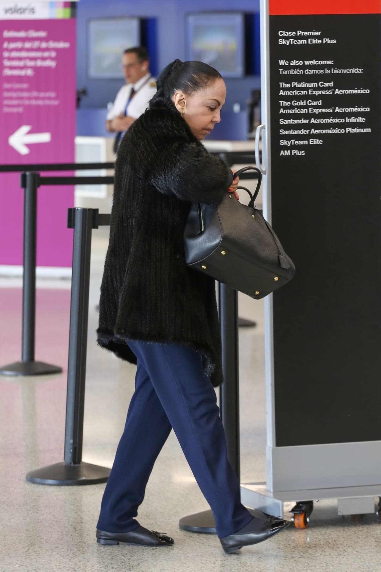 Y estas imágenes comprueban que 
<b>ni sillón de ruedas necesitó Flor Silvestre </b>para trasladarse por el aeropuerto.