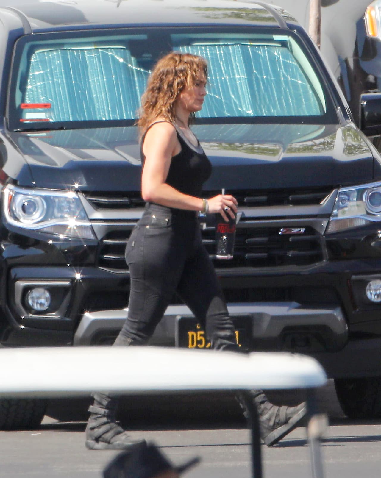 En esta película, dirigida por Brad Peyton, la fundadora de JLo Beauty comparte créditos con Simu Liu, Sterling K. Brown y Abraham Popoola.