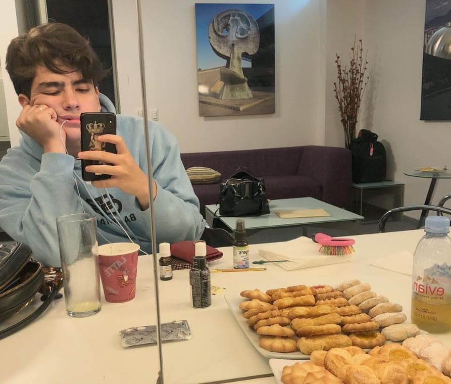 <b><a href="https://www.univision.com/entretenimiento/mira-como-ha-crecido-angel-gabriel-el-hijo-mayor-de-gloria-trevi-fotos#3fffe24a0000" target="_blank">A sus 18 años</a></b>, el joven dudaba de lo que se informaba a través de los noticieros del mundo. 
<br>