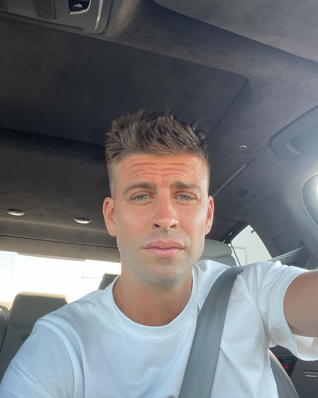 Si bien el deportista no ha hablado directamente del ‘hit’, la mañana del domingo 15 de enero volvió a generar controversia al aparecer manejando un Twingo, tal como había advertido.
<br>