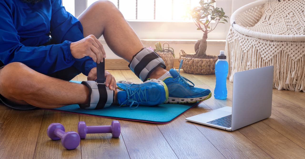 <b>El músculo es más denso que la grasa,</b> por lo que si haces mucho entrenamiento de fuerza, 
<b>el número en la báscula podría subir a medida que te ejercitas más.</b> Además, las investigaciones sugieren que el tamaño corporal no se corresponde necesariamente con la salud.
<br>