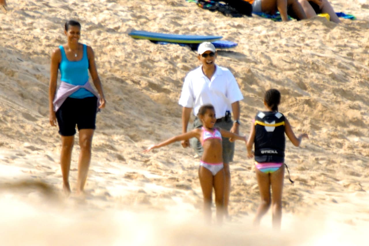 NO PORTUGAL - NO ARGENTINA - NO MEXICO - NO USA - Photos © 2008 The Grosby Group - EXCLUSIVE Hawaii, December 28th, 2008 Barack Obama takes his family for some beach fun in Hawaii. Barack lovingly watched his children play in the surf and jetski as he spent some quality time holding hands with his wife Michelle on a beach trip on the luxury North Shore in Hawaii. SN World Rights