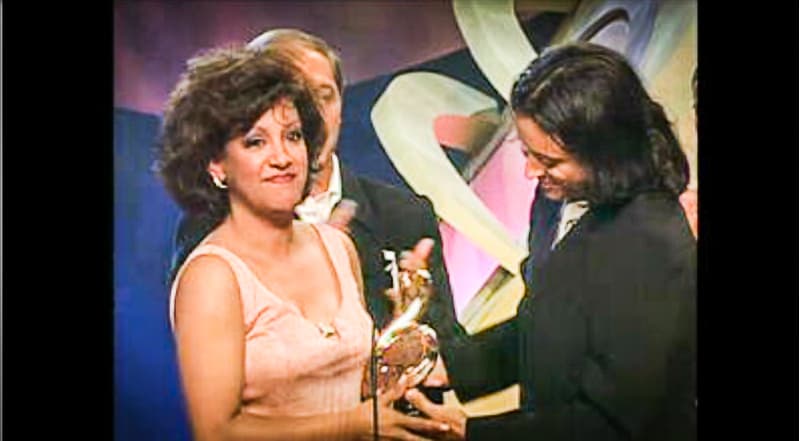 Al recibir su premio, Elvis Crespo dijo que el premio se lo debía a La Reina del Merengue (Milly Quezada), por haberle dejado hacer una colaboración con ella para la canción 'Para darte mi vida'.