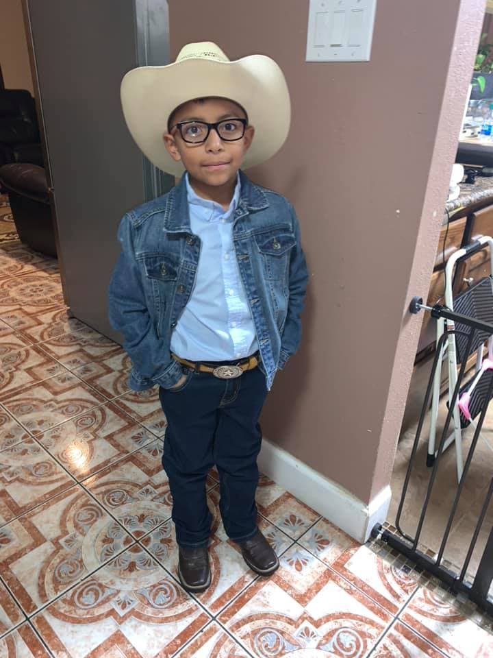 <a href="https://www.facebook.com/anabel.bautista.779?comment_id=Y29tbWVudDozNzM5NTkxODM2MDY5MTY1XzM3Mzk3MTE2NDI3MjM4NTE%3D">Anabel González:</a> Uno de mis príncipes que asistió a la escuela hoy.