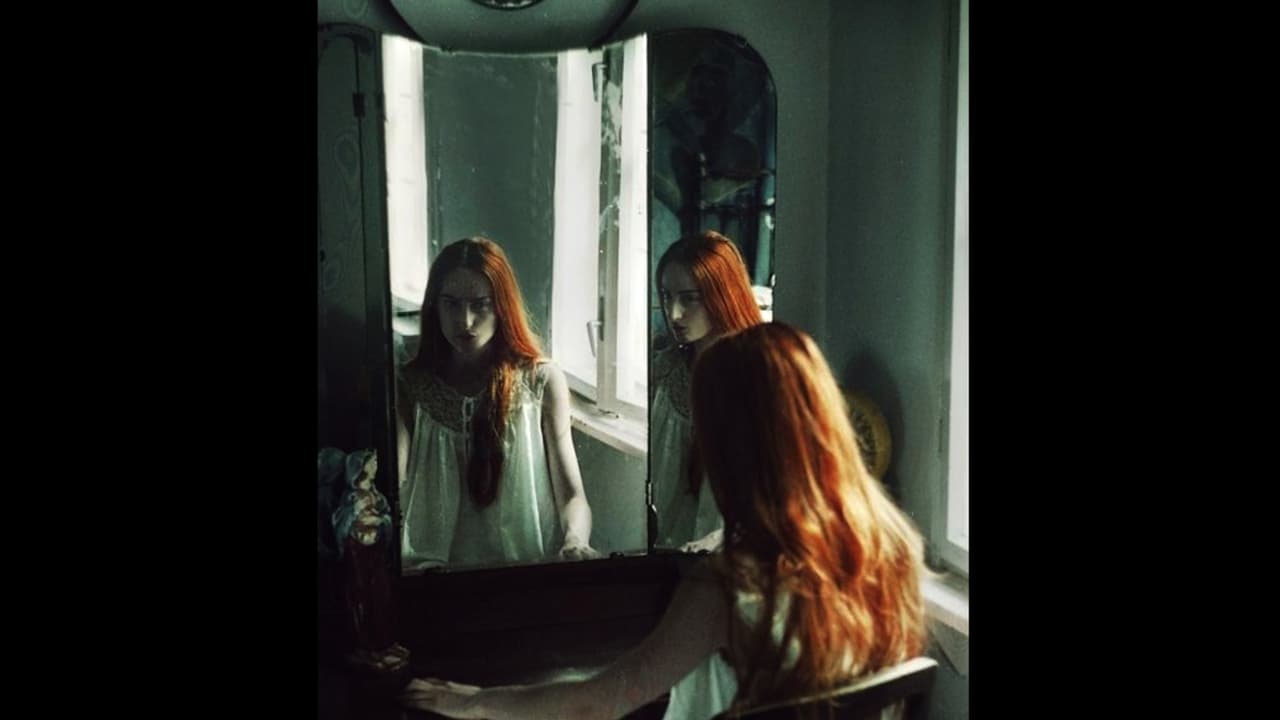 Un origen sobre la leyenda de Bloody Mary proviene de la época victoriana: si las mujeres casaderas tomaban un espejo de mano y en la oscuridad caminaban hacia atrás, supuestamente verían en el reflejo la imagen de su futuro esposo. Pero sí veían una calavera, estaban destinadas a morir antes de casarse, lo que les generaba terror y locura.