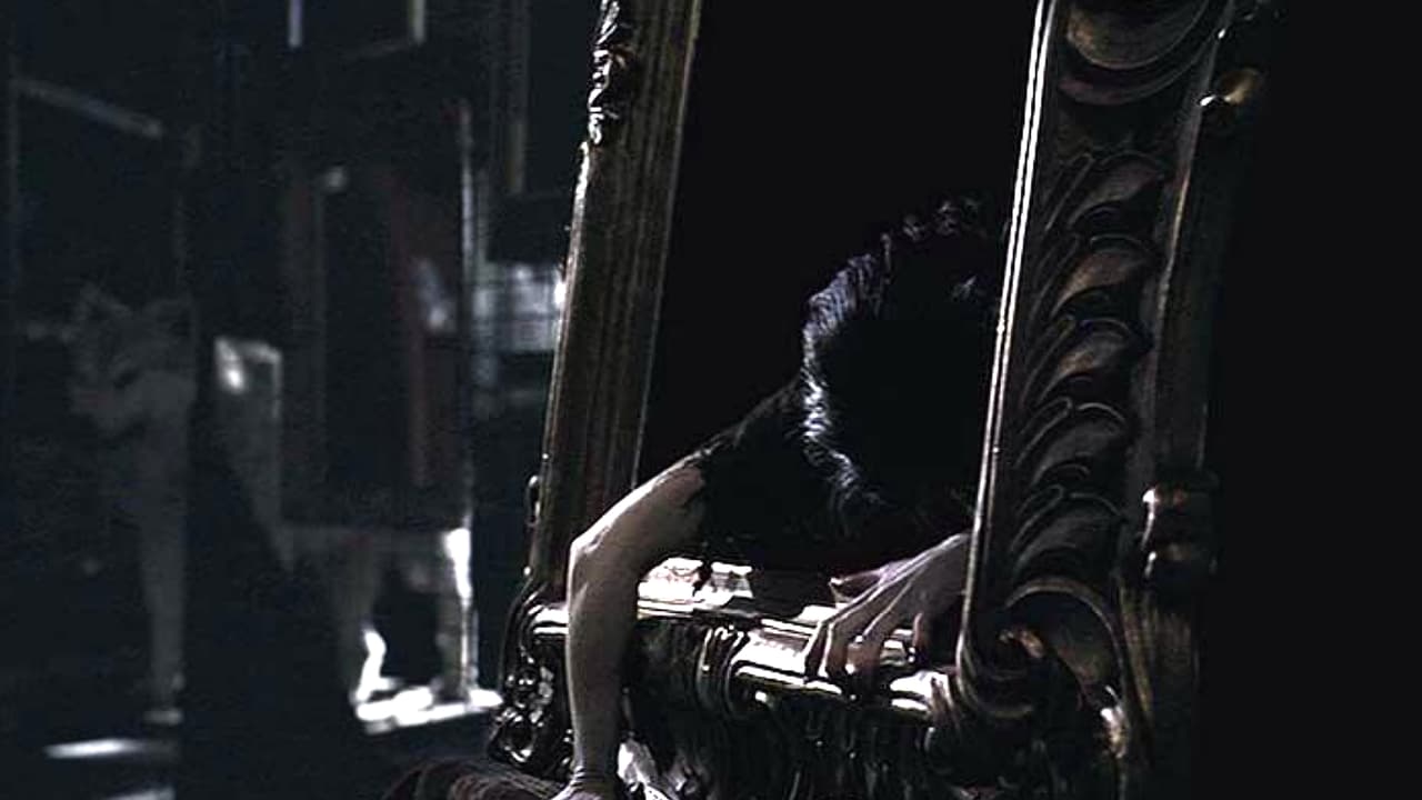 En casi todas las versiones de Bloody Mary incluyen un espectro que sale del espejo para atacar al valiente que se atrevió a mencionar su nombre varias veces. Este ritual es una prueba de valentía para aquellos que se atrevan a ver los ojos de la venganza de frente.