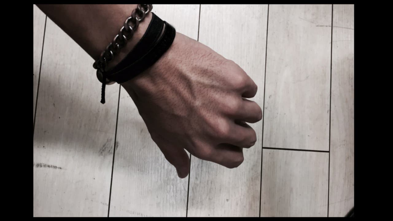 Así que si en un hospital ves a alguien con una pulsera negra quizá estés más cerca de un fantasma de lo que te imaginas.