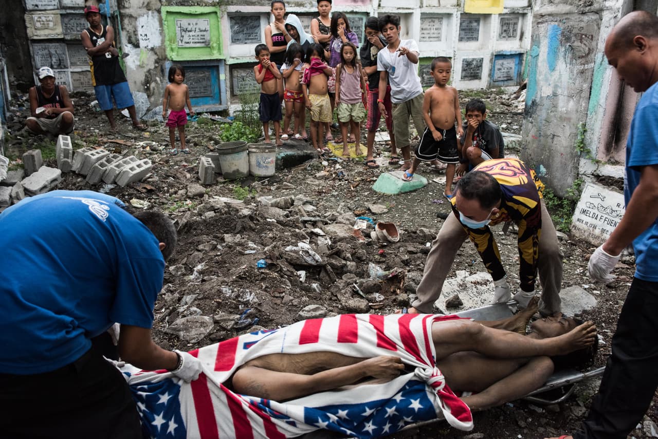 <b>La mortal guerra contra las drogas de Duterte.</b> Al menos 6,000 muertos es el saldo de la guerra del presidente 
<b><a href="https://www.univision.com/noticias/politica/quien-es-rodrigo-duterte-el-misogino-y-grosero-presidente-de-filipinas-que-trump-invito-a-la-casa-blanca">Rodrigo Duterte contra los consumidores</a></b> y traficantes de drogas en Filipinas. En la fotografía, habitantes de chozas improvisadas dentro de un cementerio miran el entierro de una víctima de la violencia en el país asiático. 24 de enero de 2017.