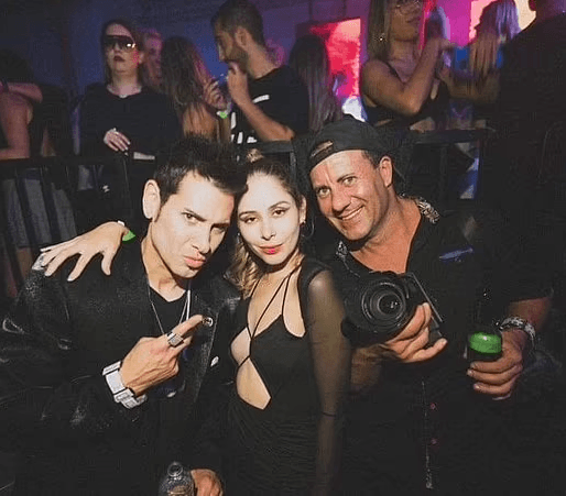 David Pearce, a la izquiera de Marcela Cabrales y Michael Ansbach a la derecha de la mujer, fueron los otros dos sospechosos de drograrlas para violarlas y luego dejarlas en los hospitales.