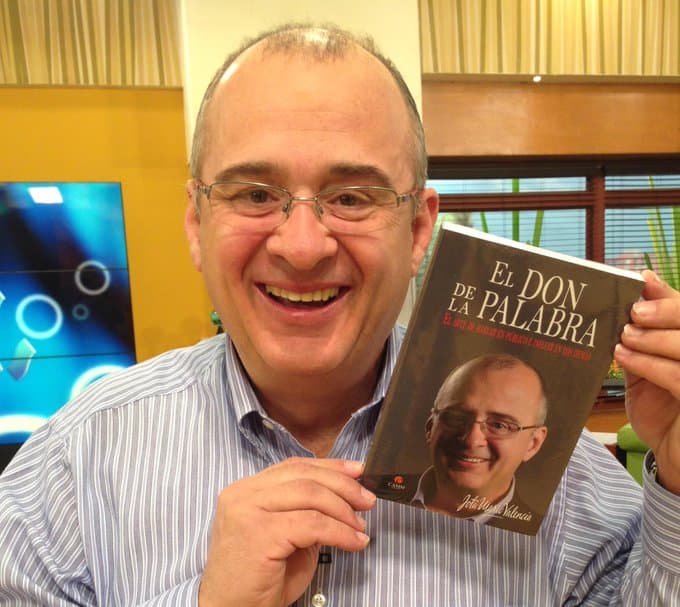 Después de radicar unos años en Estados Unidos, Jota Mario Valencia regresó a Colombia en 2002 para ser presentador de RCN y, con su llegada a este medio, nació el programa Muy Buenos Días.