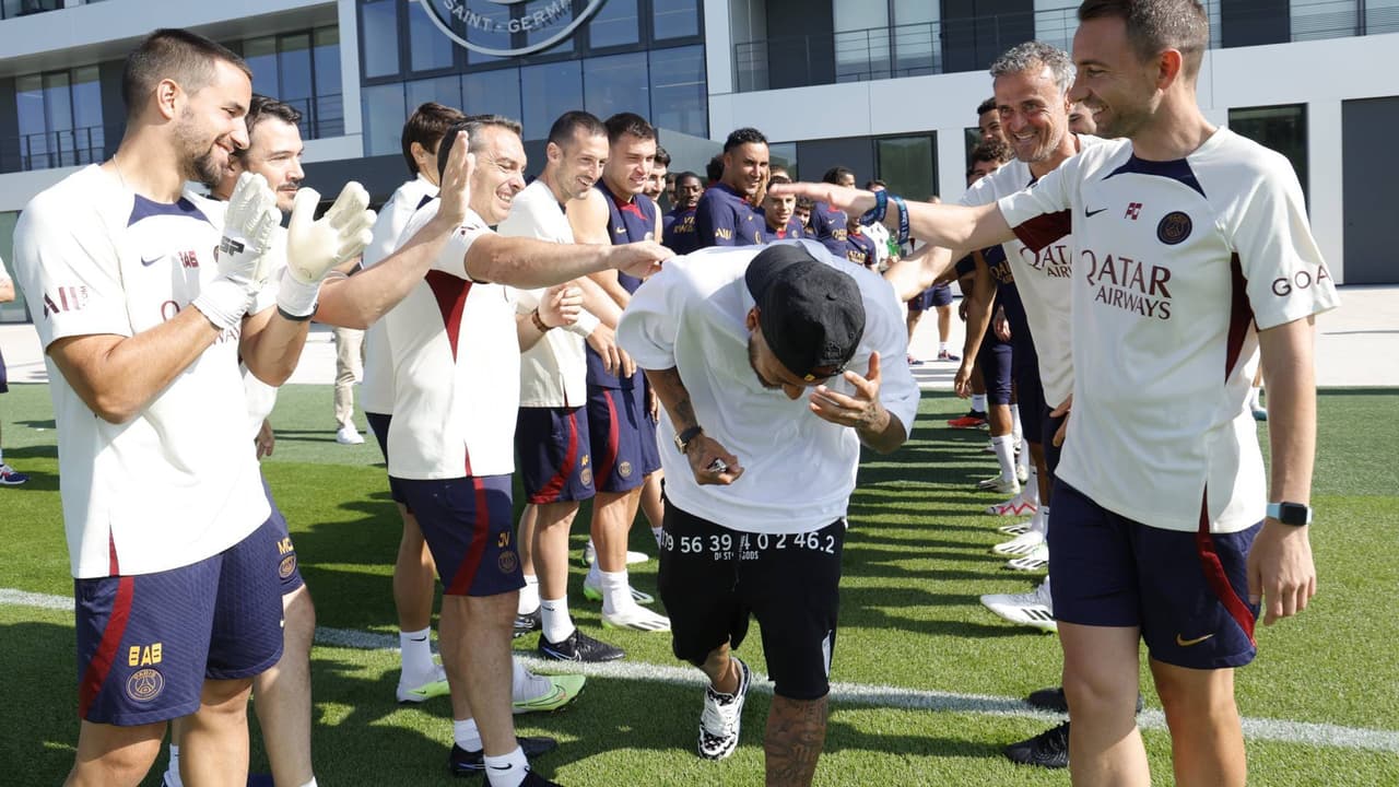 PSG despide con fila india a Neymar y anuncia la llegada de Dembélé