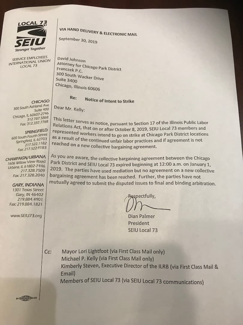 Trabajadores de CPS y del Distrito de Parques de Chicago, presentan cartas informando que están dispuestos a irse a huelga.
