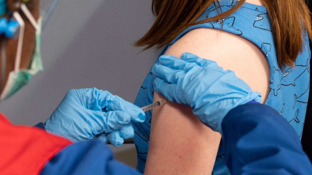 “Excelente labor”: celebran plan de vacunación contra el coronavirus para menores de escuelas públicas de Los Ángeles