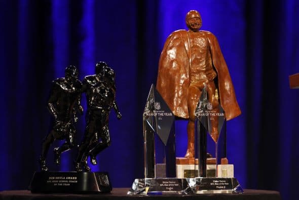 El comisionado también mostró los trofeos que se darán en el NFL Honors (Foto: Mario Castillo),