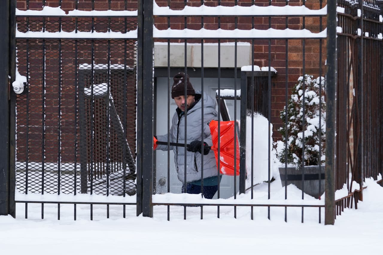El invierno continúa azotando con fuerza a Chicago y sus alrededores. El Servicio Meteorológico Nacional informó que el aviso por 
<a href="https://www.univision.com/local/chicago-wgbo/frio-extremo-afecta-a-illinois-consejos-para-proteger-a-tu-familia-y-mascotas-fotos" target="_blank">tormenta invernal</a> para el Condado de Cook ha sido extendido, luego de que originalmente se esperaba
<b> que expirara a las 4:00 pm.</b>
<br>
<br>El aviso permanecerá vigente 
<b>hasta las 6:00 pm</b> de este domingo, debido a la persistencia de la nieve y las condiciones peligrosas en las carreteras.