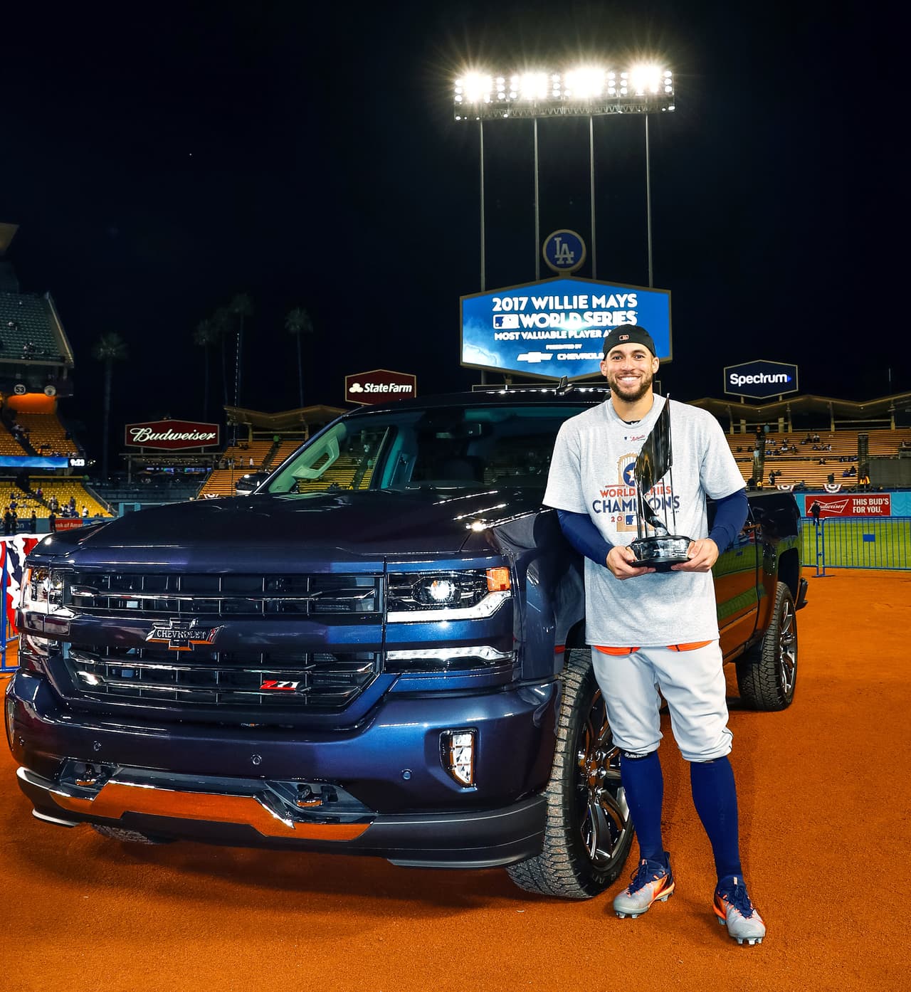 <b>George Springer,</b> de los Astros de Houston, ahora es el afortunado propietario de una
<b>Chevrolet Silverado Centennial </b>(edición especial por los 100 años de la marca como fabricante de pickups), la cual recibió por ser el jugador más valioso de la Serie Mundial 2017.
<br>Esta pickup versión doble cabina cuenta con suspensión todoterreno Z71, tracción 4x4 y rines de 22 pulgadas. Su motor es un V8 de 5.3 litros de 355 caballos de fuerza y 383 lb-pie de torque.