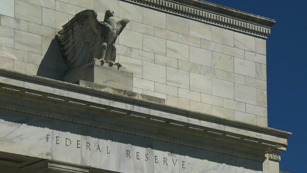 Reserva Federal mantiene tasas de interés pese a inflación; economista atribuye esta pausa a elecciones de medio término