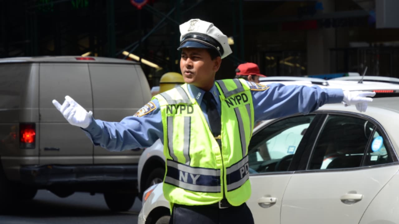 Cómo convertirte en agente de tránsito en Nueva York: 5 requisitos a cumplir