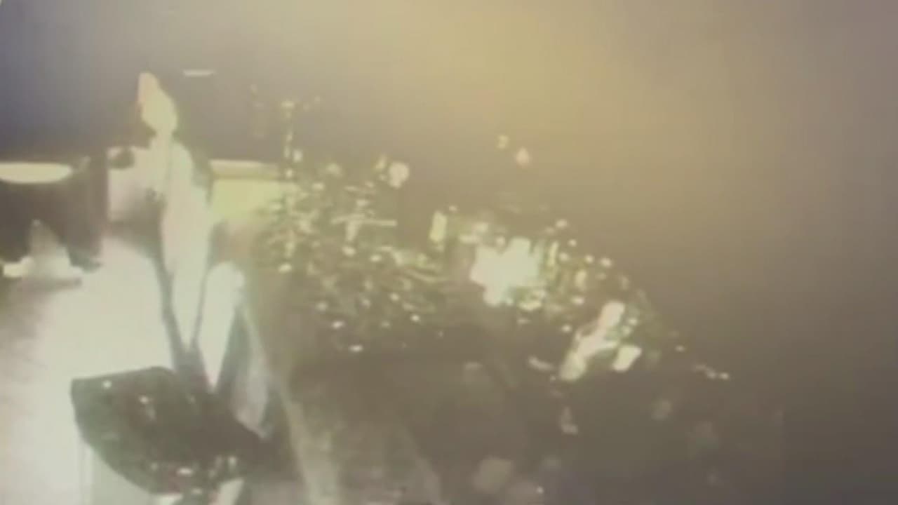 Captado en video: Ladrones irrumpen y roban restaurante mexicano en Chatsworth