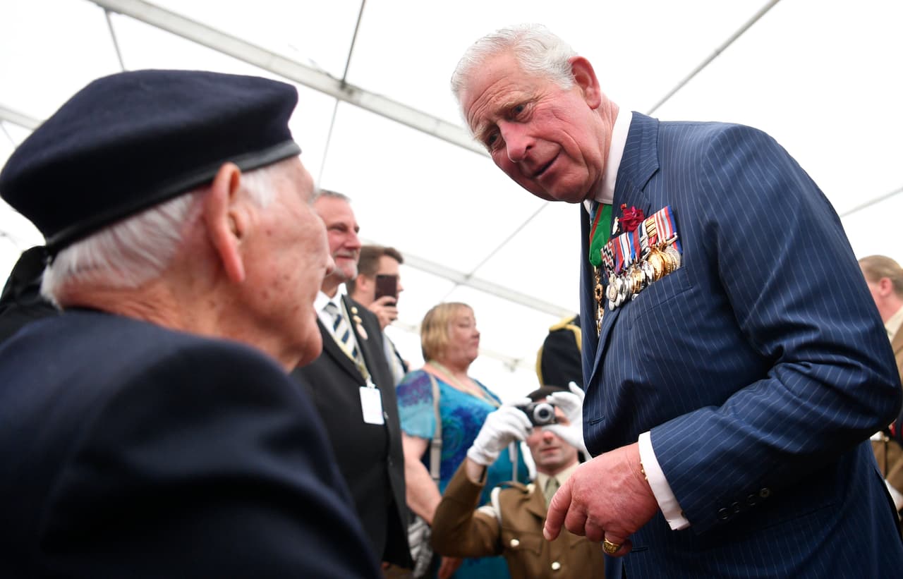 En Bayeux, otro pueblo de Normandía, el príncipe Carlos de Gales se reunió con veteranos de la Real Legión Británica. Algunos de los que participaron las batallas cuentan que el mar y la arena se tiñeron de sangre durante la operación.
