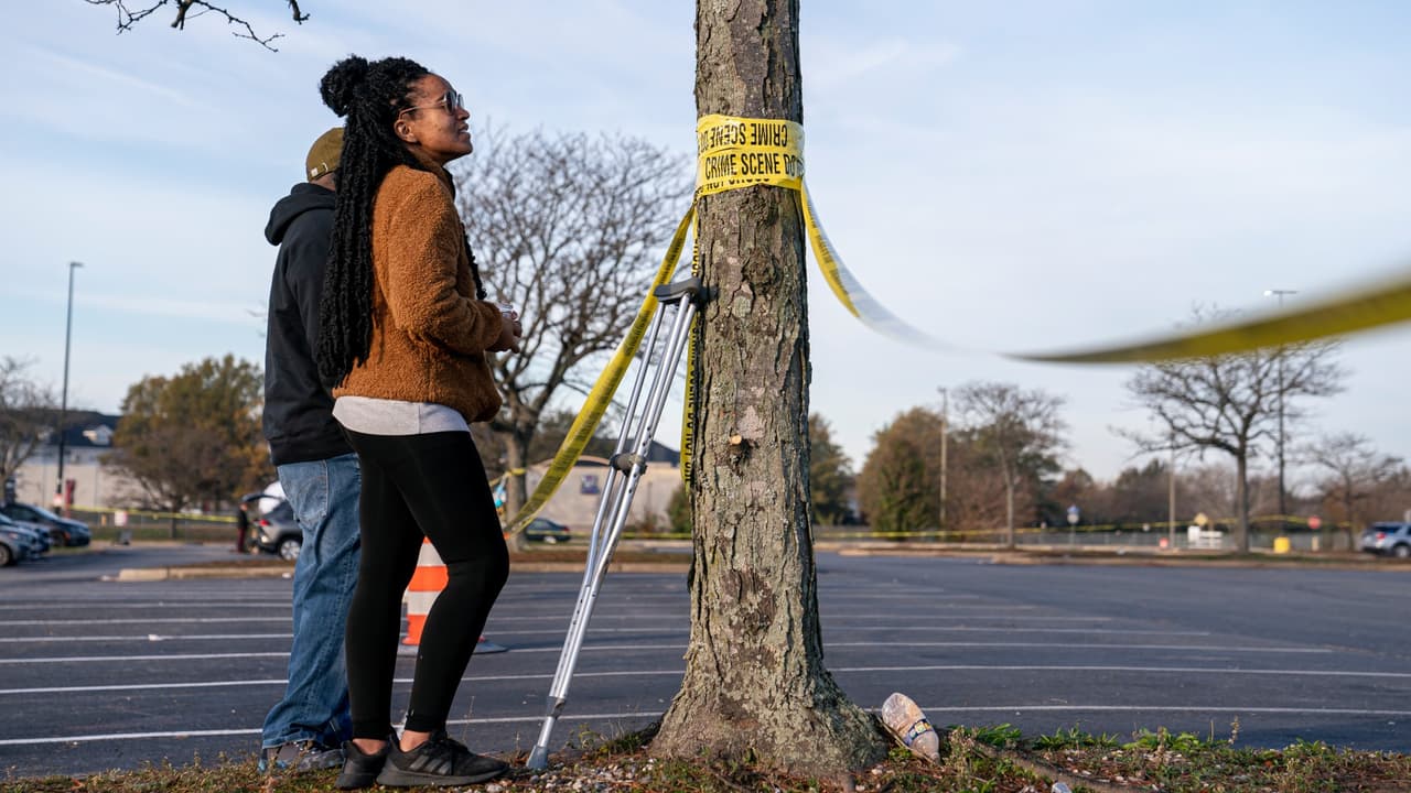Donya Prioleau, una de las sobrevivientes del ataque, regresó a la tienda dos días después, en muletas.