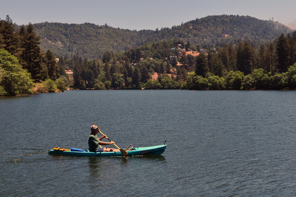 El lago tiene 84 acres de superficie para nadar, practicar deportes acuáticos o pescar.
