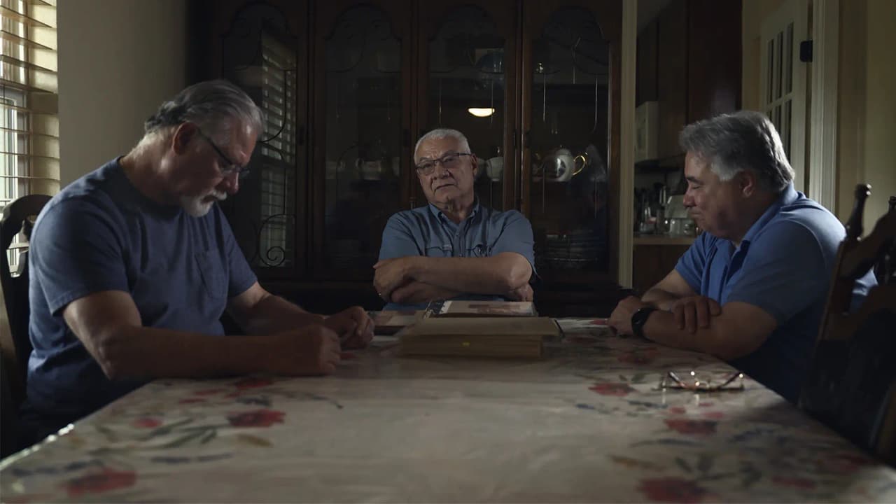 De izquierda a derecha: Leo, Joe Frank y David Martínez rememoran la historia de la familia y cómo crecieron a solo un par de minutos de la frontera, en un hogar donde los inmigrantes pasaban a menudo a pedir comida o trabajo temporal. 
<br>