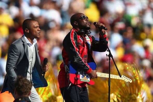 También cantaron otro de los temas oficiales de la Copa.