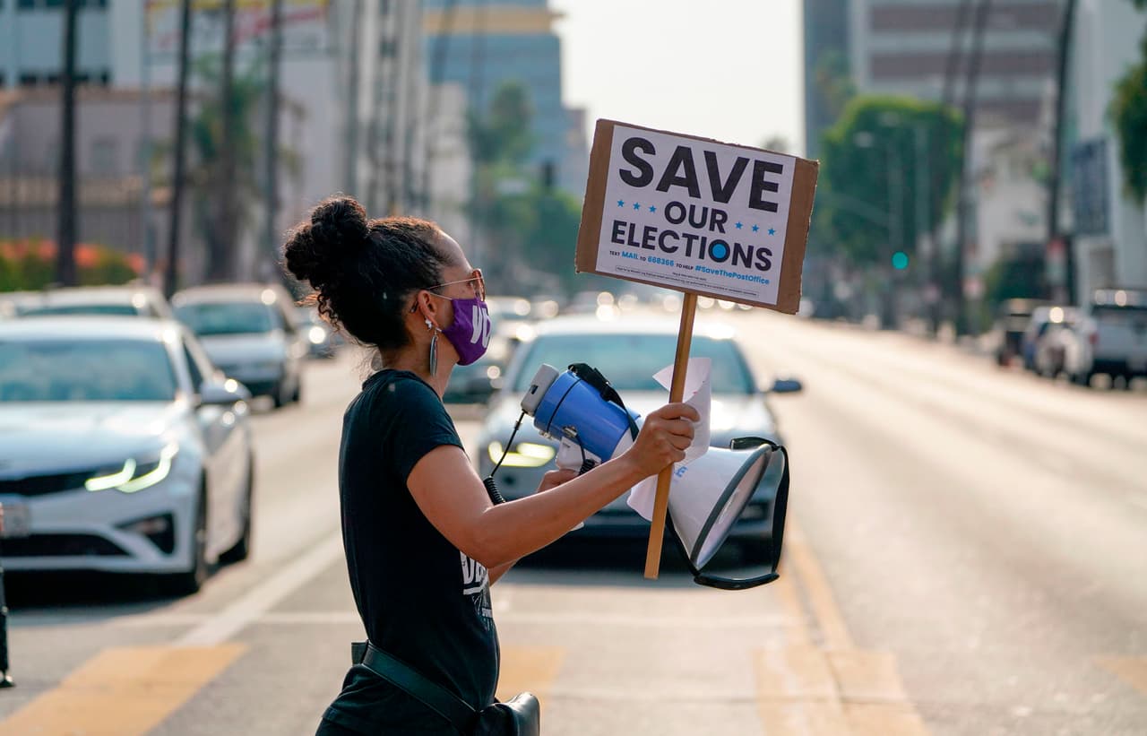 Los organizadores de Northridge Indivisible se reunieron en Hollywood el sábado y acudieron con los manifestantes a la oficina de correos de N. Cherokee Avenue.
<br>