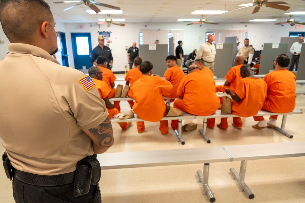 Las imágenes enviadas por autoridades del estado de Florida muestran también a los detenidos ya dentro de la cárcel.