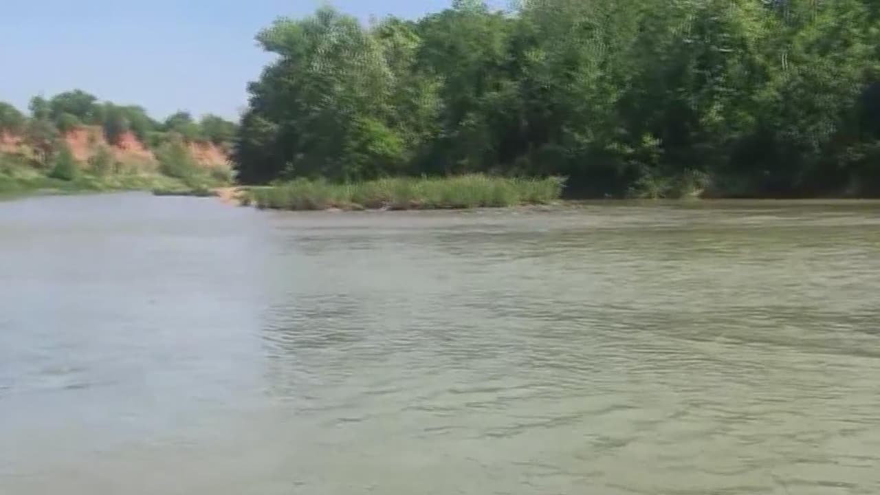 Hallan cadáver de nadador desaparecido en el lago Travis "30 pies debajo del agua"