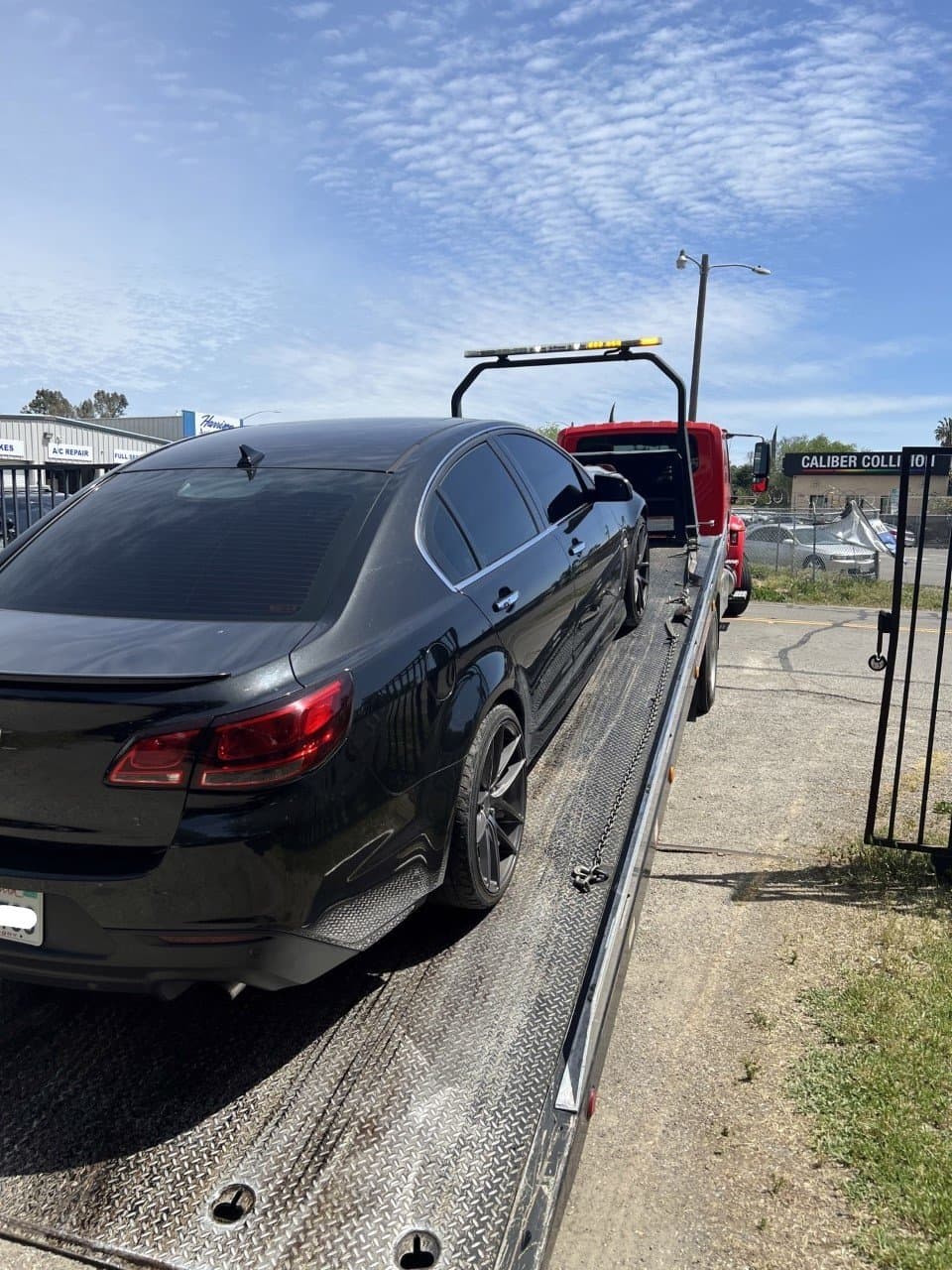 La Patrulla de Caminos de California reconoce que la organización de este tipo de maniobras con vehículos en la calle se considera como una actividad ilegal que puede tener consecuencias, incluso para las personas que son espectadores.