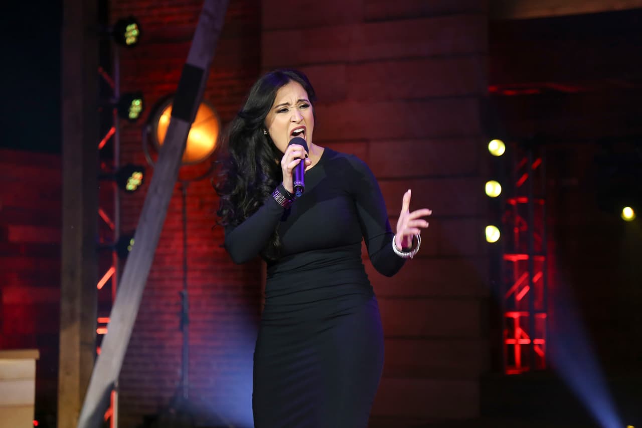 <a href="http://www.univision.com/shows/la-reina-de-la-cancion/irene-davi-saco-la-casta-en-el-escenario-de-la-reina-de-la-cancion-video">Irene Davi sacó la casta en el escenario de La Reina de la Canción</a>.