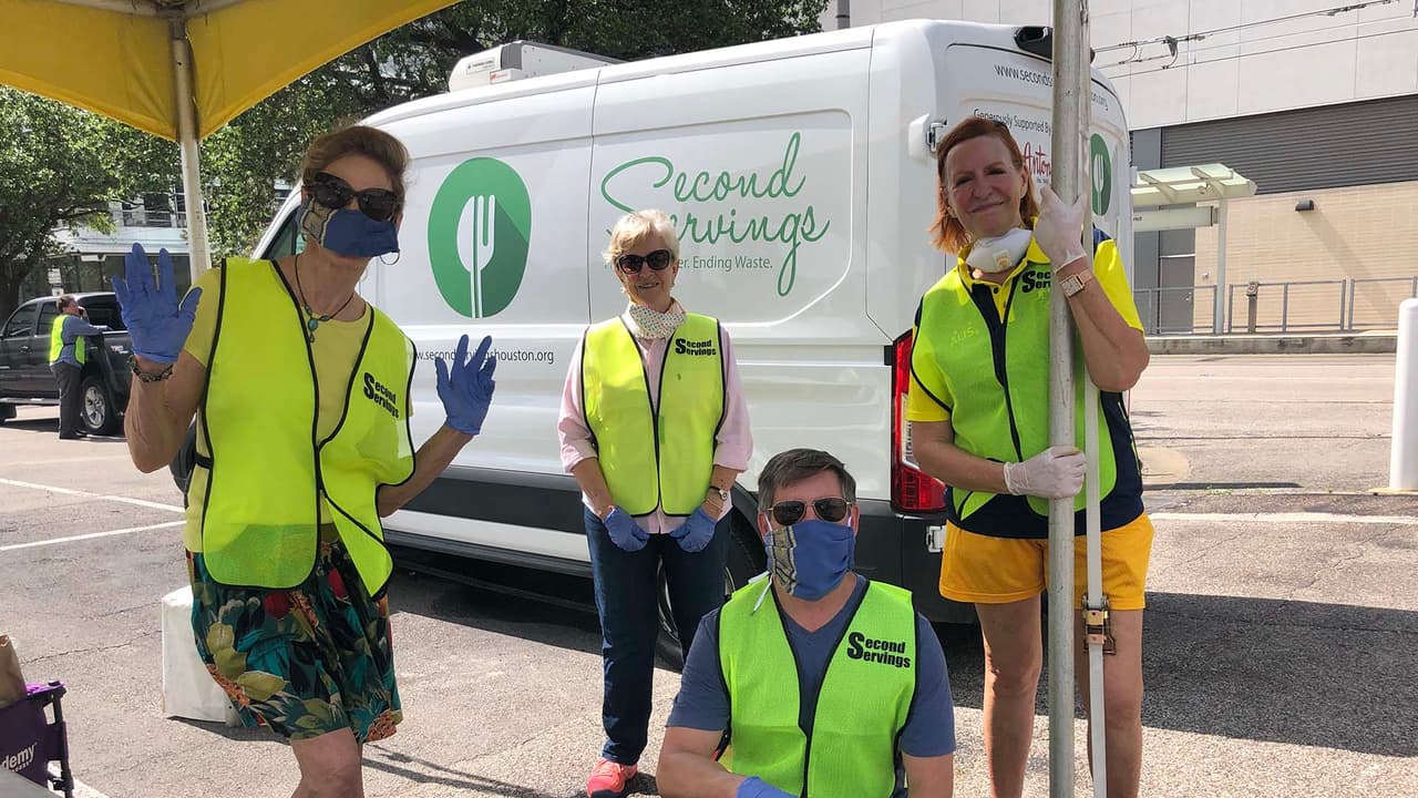 Las comidas se entregan en los automóviles así que no es necesario bajarse del vehiculo.