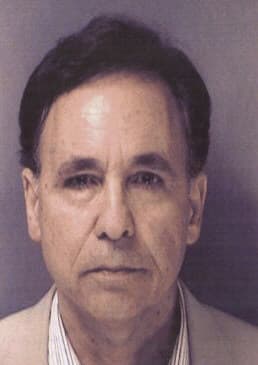 <h3 class="cms-H3-H3">Nassar Alavi</h3>
<br>
<br>Nacido en Irán, este hombre de 76 años es 
<a href="https://www.interpol.int/es/Como-trabajamos/Notificaciones/Ver-las-notificaciones-rojas#2007-14648" target="_blank">acusado de violación, agresión sexual y fraude. </a>
<br>
<br>La Interpol establece que Alavi también poseé las nacionalidades estadounidense y canadiense. 
<br>
<br>