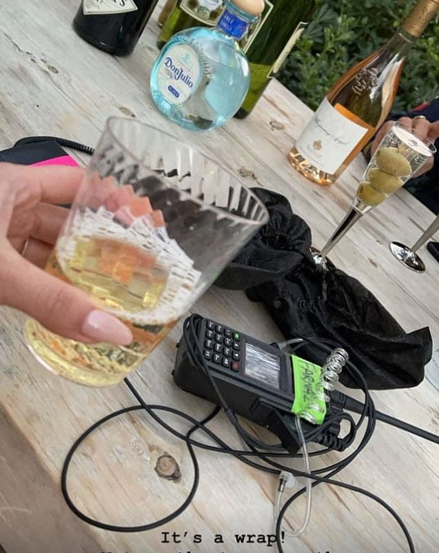 Kim Kardashian brindó con ellos y escribió en Instagram: "20 temporadas. 14 años... No podemos creer que sea el último día de filmación". 
<br>