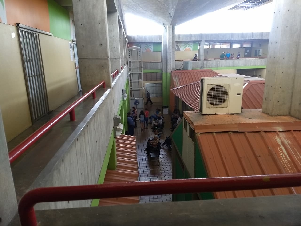 Mientras la gran mayoría espera abajo por poder subir y terminar sus gestiones.