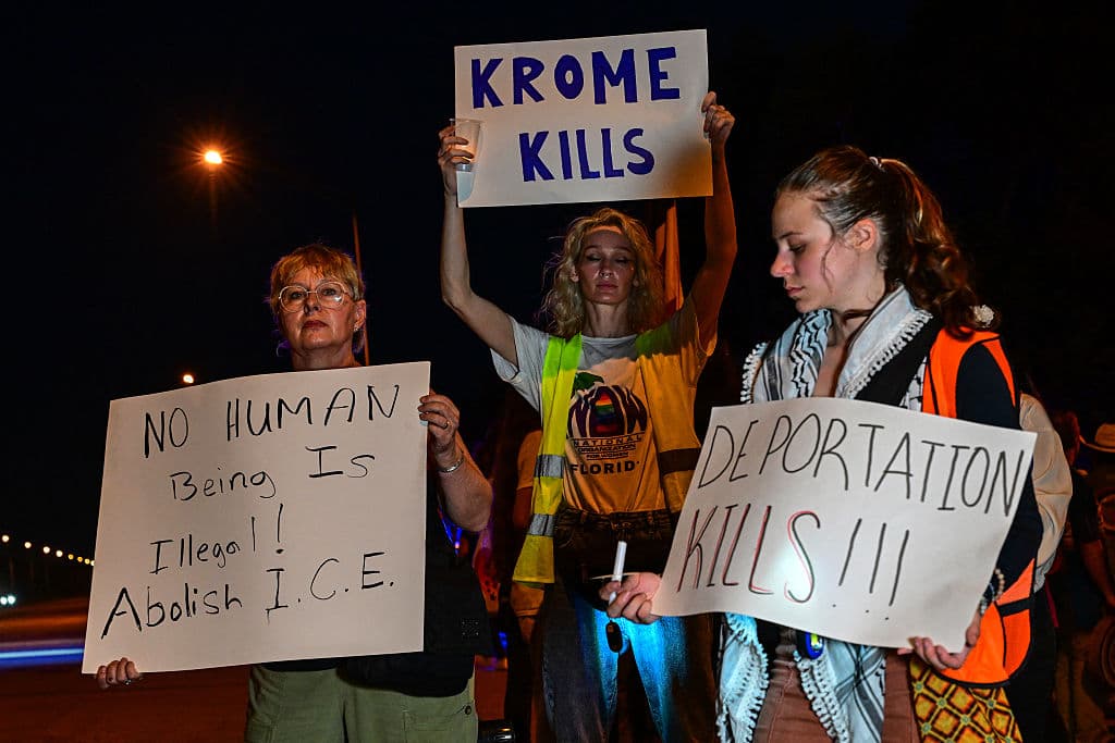 Con pancartas que expresaban mensajes contundentes, como "Ningún ser humano es ilegal. Eliminen ICE", "Krome mata" y "Las deportaciones matan", decenas de personas se congregaron en vigilia este 24 de mayo, frente a los portones principales del 
<b><a href="https://www.univision.com/local/miami-wltv/centro-detencion-migrantes-homestead-florida-krome-maxima-capacidad" target="_blank">Centro de Detención Krome, en Miami</a>. </b>